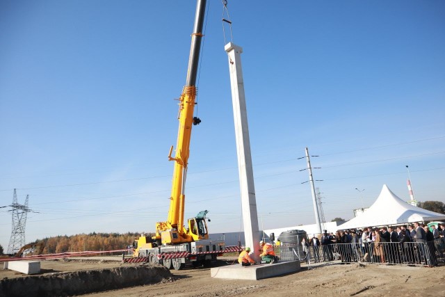 W Łodzi będą produkowane wentylatory do pomp ciepła oraz rekuperatorów. Powstaną w fabryce Ziehl-Abbeg, która zostanie wybudowana w parku logistycznym Prologis przy al. Ofiar Terroryzmu. W czwartek 27 października postawiono pierwszy element przyszłego zakładu, tzw. stoposłup.Firma Ziehl-Abegg działa od 1910 roku, powstała w Berlinie i zajmowała się produkcją silników elektrycznych.Czytaj dalej