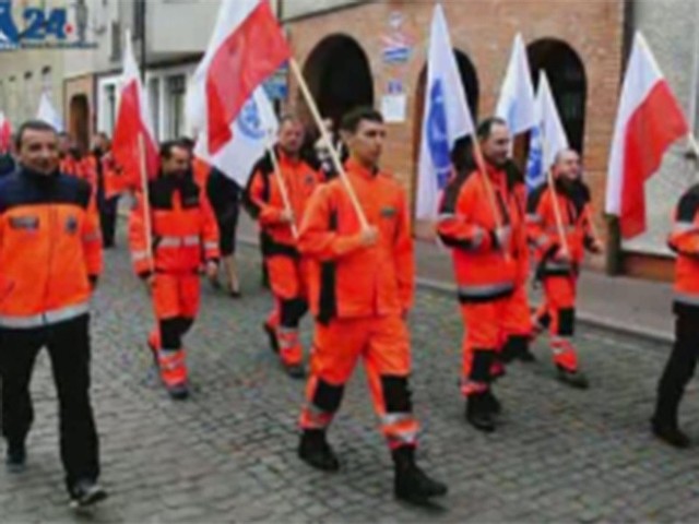 Karetki, orkiestra i mażoretki. W Kołobrzegu trwał dzień ratownictwa medycznego.