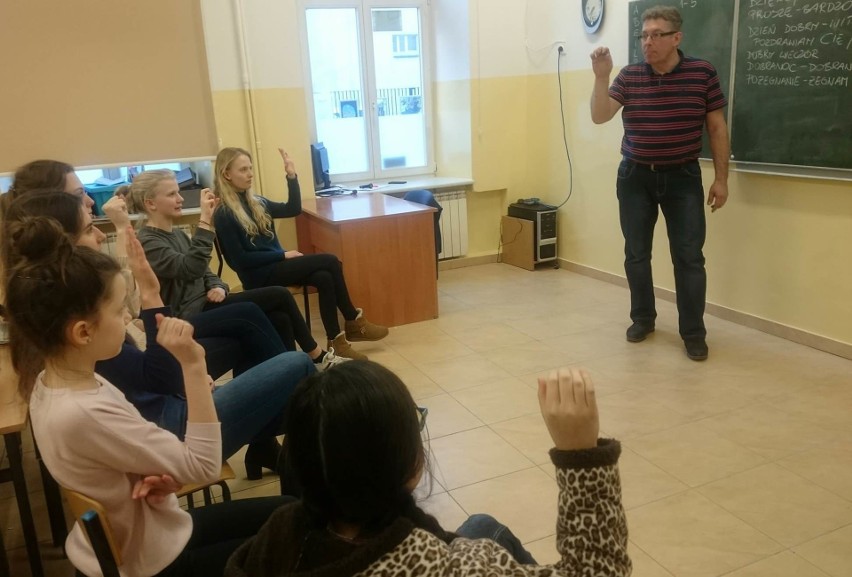 Zespół Szkół Społecznych Fundacji Edukacji „Fabryczna 10” w Białymstoku uczy migowego (zdjęcia)