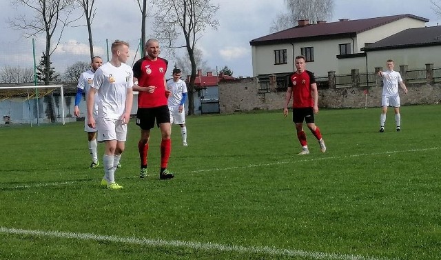 W czwartoligowym meczu Neptun Końskie pokonał TS 1946 Nida Pińczów 2:1 (0:0)Bramki: Patryk Kwiecień 70, Grzegorz Obuch 85 - Krystian Zaręba 88.Neptun: Herda - Maciejewski, Sochacki, Skalski, Bińkowski, Armata, Zacharski, Markowicz, Urban (85. Białas), Pach (15 Obuch), Słaby (65 Kwiecień)Nida: Zyguła - Kempkiewicz (70 Panek), Zygan, Ciacia, Szafraniec, Garula (65 Parlicki), Krzak, Sadowski (70 Stępnik), Jagodzki (80 Morgaś), Madej, Zaręba.Mecz dwóch drużyn z dolnej połówki tabeli, z których to Neptun bardziej potrzebuje punktów. Mecz rozstrzygnął się w końcówce, kiedy pod obiema bramkami zrobiło się bardzo gorąco.– Nida nie była łatwym przeciwnikiem. To był ciężki mecz, a punkty są nam potrzebne i musimy je łapać. Cieszymy się ze zwycięstwa, należy być z wyniku zadowolonym, bo zespół Nidy dobrze się zaprezentował i w 90 minucie mógł strzelić gola dającego remis – powiedział trener Neptuna Końskie Waldemar Szpiega.– Zagraliśmy w sumie dobre spotkanie, ale bez finalizacji, a piłka nożna polega na tym, żeby strzelać gole. Nic nie chciało nam wpaść do bramki, a bramkarz gospodarzy został bohaterem meczu. Sam już nie wiem, ile on tych strzałów nam obronił. Również w ostatniej akcji meczu, która mogła nam dać remis – powiedział trener Nidy 1946 Pińczów Artur Jagodziński.Zachęcamy do obejrzenia galerii zdjęć z tego spotkania. (PW)