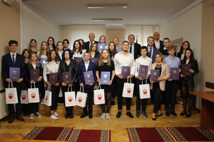 27 uczniów z Zambrowa otrzymało stypendium naukowe Starosty Zambrowskiego