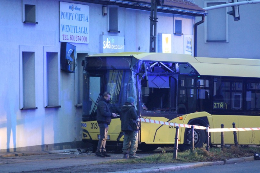 Autobusami podróżowało około czterdziestu osób, według...