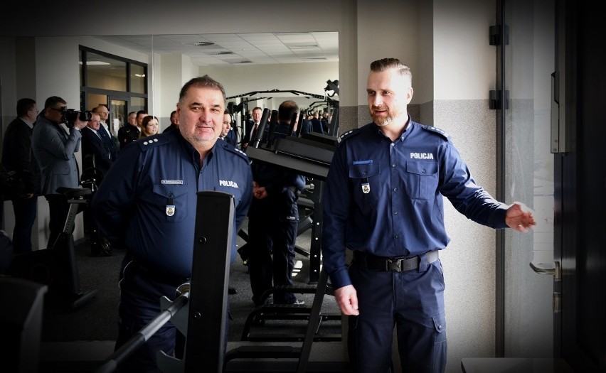 Policjantów i pracowników Komisariatów Policji II i IV w...