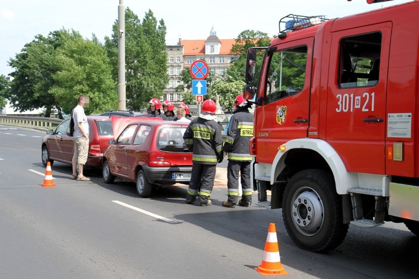 Wrocław: Zderzenie na pl. Społecznym (ZDJĘCIA)