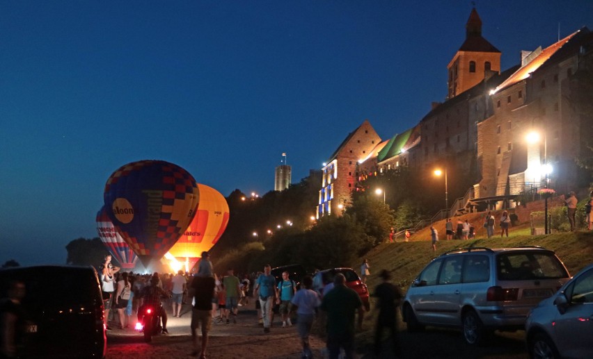 Nocny pokaz balonowy na Boniach Nadwiślańskich w Grudziądzu
