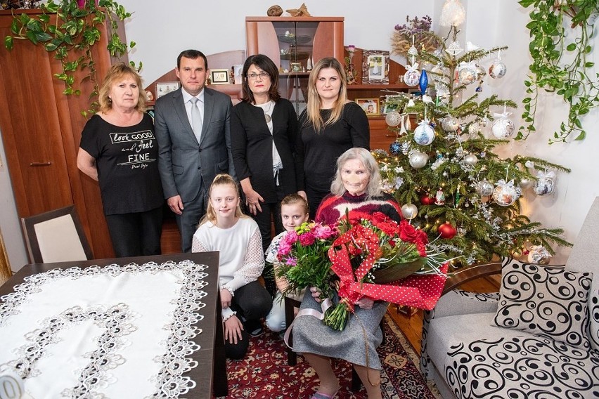 Pani Genowefa z Zakrzowa w gminie Klimontów ma 100 lat! Gratulacje od premiera dla jubilatki (ZDJĘCIA)