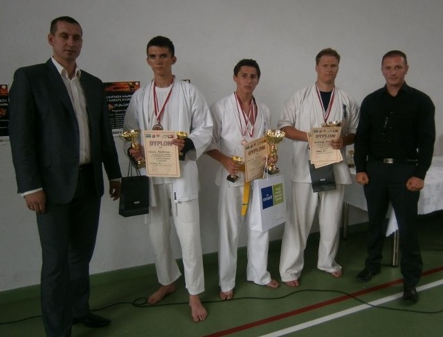 Od lewej Adrian Lipa, prezes Świętokrzyskiego Klubu Karate Kyokushin, Michał Zieliński z Piekoszowa, zwycięzca Mateusz Smołuch i Bartłomiej Adamiec z Daleszyce oraz Ernest Miszczyk, wiceprezes Świętokrzyskiego Klubu Karate Kyokushin.  