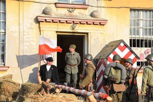 Przypadająca jesienią 80. rocznica wybuchu drugiej wojny światowej stała się inspiracją  II Nocy Muzeów w Kcyni. Pasjonaci z Kcyńskiego Towarzystwa Historycznego z pomocą grup rekonstrukcji historycznej z Bydgoszczy i innych miast  pokazali obronę Kcyni i zdobycie miasta przez wojska niemieckie we wrześniu 1939 r. Inscenizację zorganizowano przy  nieczynnym od lat dworcu PKP w Kcyni, który w  ub. r. przekazany został przez samorząd we władanie Kcyńskiemu Towarzystwu Historycznemu. Mieszkańcy przyszli obejrzeć widowisko całymi rodzinami. A po bitwie chętnie fotografowali się  z „żołnierzami”, a także przy zabytkowych samochodach wykorzystanych w inscenizacji.  Ale atrakcji przygotowano więcej. Grała kapela podwórkowa „Cynamony” z Bydgoszczy. Panie z KGW Sami Swoi zapraszały do stoiska kulinarnego.W budynku dworca w kilku salach zgromadzono pamiątki dotyczące II wojny światowej. Obejrzeć można było także symbole narodowe z bogatej kolekcji Piotra Fiałkowskiego z Szubina. Towarzystwo historyczne  planuje na dworcu kolejne praceAgro Pomorska odcinek 61,