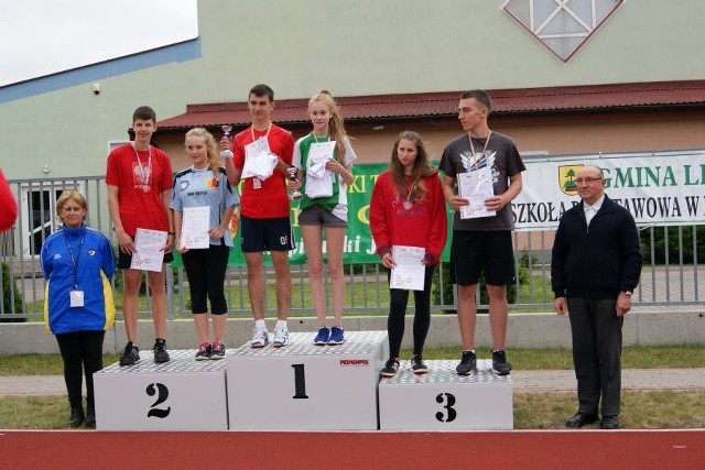 Najlepsze pary w kategorii dwójek mieszanych na podium.