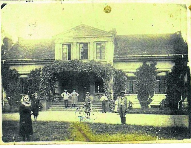 Zdjęcie zrobione około 1920 roku przed pałacem w Kuczwałach, w pobliżu Sławkowa