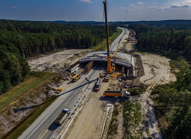 To była jedna z najgorszych dróg w Polsce. Powstała w latach 30. XX wieku i stanowiła fragment autostrady Wrocław – Berlin.  Ułożona została z betonowych płyt, a jazda po niej nie należała do najprzyjemniejszych. Po przebudowie będzie miała standard autostrady.Jezdnia północna A18 została dostosowana do parametrów autostradowych w latach 2004-2007. Był to pierwszy etap budowy autostrady A18. Obecnie trwają prace na nitce południowej. Odcinek od granicy państwa w Olszynie do węzła Golnice w woj. dolnośląskim ma być gotowy w 2023 roku. Generalna Dyrekcja Dróg Krajowych i Autostrad opublikowała właśnie najnowsze zdjęcia z budowy na odcinku od granicy państwa do węzła Iłowa. Czytaj także: „Najdłuższe schody Europy” w przebudowieWideo: Budowa autostrady A18 (materiał z czerwca tego roku)