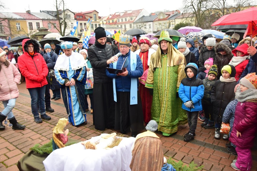 Orszak Trzech Króli w Tarnobrzegu. Tłumy wiernych mimo deszczu i radosne kolędowanie na Rynku. Zobacz zdjęcia 