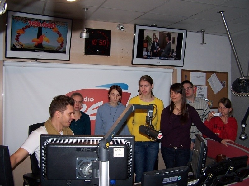 Uczniowie SOSW w Wyszkowie podglądali jak pracują dziennikarze radia Zet 