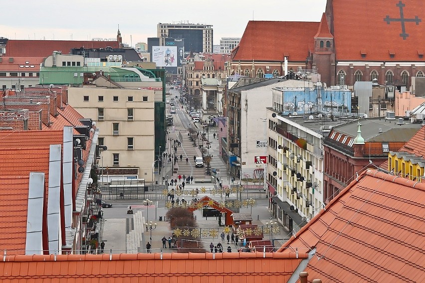 Widok na ulicę Świdnicką z dachu DH Feniks.