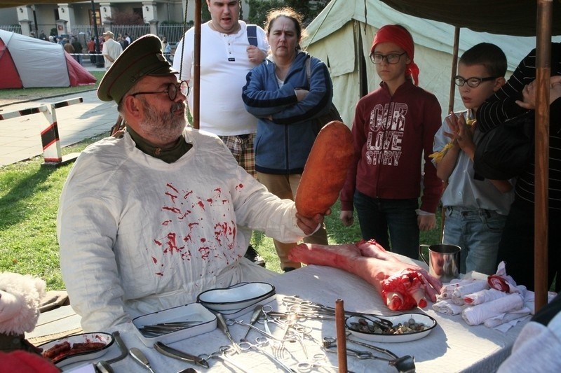 Piknik historyczny przed łódzką katedrą [zdjęcia]