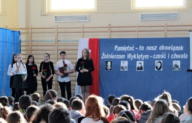 Uczniowie ze szkoły podstawowej w Ciepielowie przygotowali akademię patriotyczną o Żołnierzach Wyklętych.