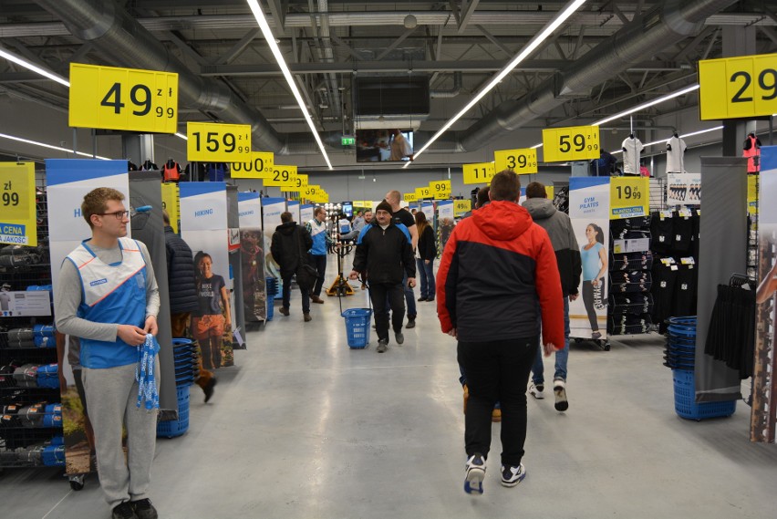 Otwarcie Bursztynowa Park w Ostrołęce: tak wyglądają sklepy Decathlon, Media Markt, Smyk, Jysk, Komfort i Komfort Łazienki [ZDJĘCIA+WIDEO]