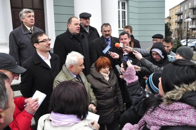 Dziesięcioro radnych opozycji, po raz kolejny zadeklarowało poparcie w drugiej turze wyborów dla Piotra Szprendałowicza, ubiegającego się o fotel prezydenta Radomia.