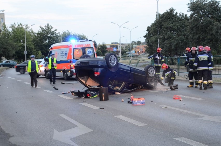 Groźny wypadek i dachowanie w Ostrowcu. 18-latek stracił panowanie nad kierownicą