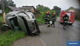 Wypadek we Włocławku. Kierowca toyoty dachował i uderzył w drzewo [zdjęcia]