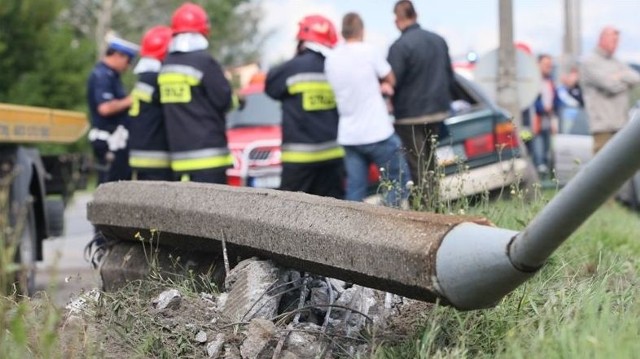 W niedzielne popołudnie do kolizji doszło na ulicy Krakowskiej w Kielcach. Rozbiło się tu BMW jadące w stronę centrum miasta. - Zmieniałem pas z lewego na prawy, żeby zrobić miejsce kierowcy jadącemu za mną. Na drodze było mokro, zarzuciło mnie na koleinach, obróciło dwa razy i uderzyłem w latarnię. To była sekunda &#8211; opowiadał młody kierowca BMW. Auto ścięło latarnię a jego oderwany zderzak zahaczył o przejeżdżającego forda.