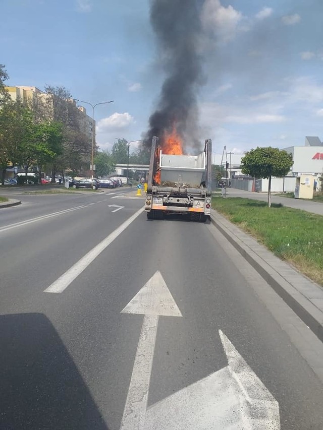 Płonąca ciężarówka we Wrocławiu.