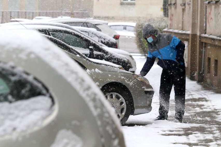 Odśnieżając samochód, usuwamy śnieg nie tylko z szyb, ale i...