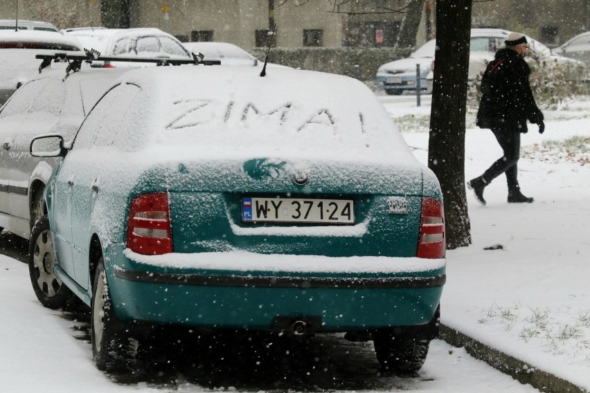 Odśnieżając samochód, usuwamy śnieg nie tylko z szyb, ale i...