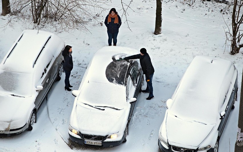 Odśnieżając samochód, usuwamy śnieg nie tylko z szyb, ale i...