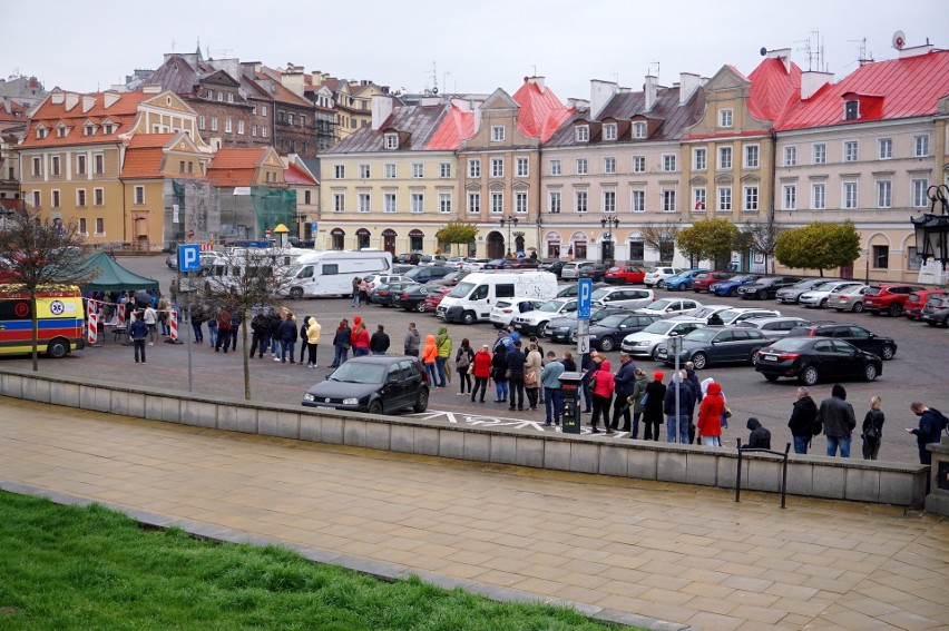 Akcja „Zaszczep się w majówkę” w Lublinie. Długa kolejka przed mobilnym punktem szczepień na placu Zamkowym. Zobacz zdjęcia