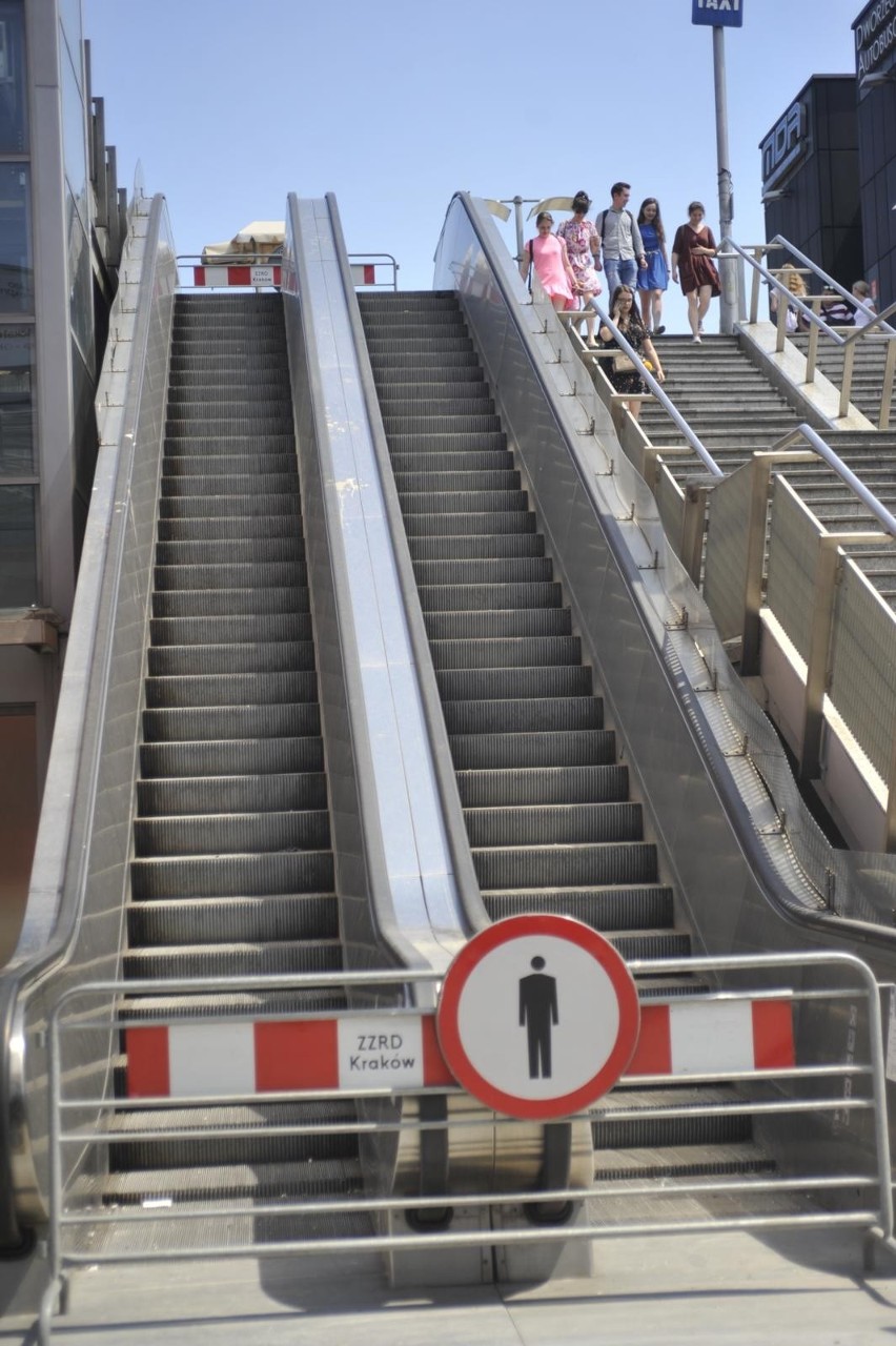 Znalazły się  brakujące pieniądze na naprawę schodów ruchomych przy dworcu MDA w Krakowie. ZDMK chce, by ruszyły przed wakacjami 2024