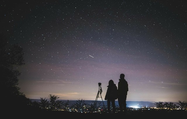 Miłośnicy astrofotografii każdego dnia zamieszczają piękne zdjęcia komety 12P/Pons-Brooks. Obiekt można uchwycić na jednym zdjęciu wraz z galaktyką Andromedy - choć wymaga to pewnych umiejętności i odpowiedniego sprzętu. Na kolejnych zdjęciach w galerii znajdziecie efekt pracy fotografów, którzy zamieścili swoje prace w mediach społecznościowych. ▶▶
