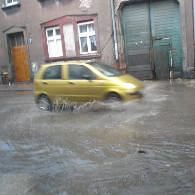 Zdjecia zalanych ulic Slupska przeslane przez naszego internaute Dariusza. Dziekujemy!