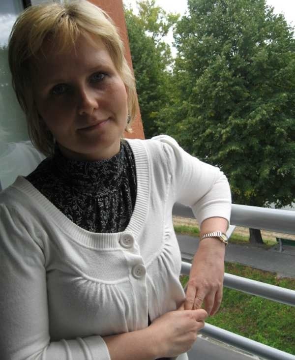 Anna Panek - Kusz. Ma 33 lata, jest absolwentką poznańskiej Akademii Sztuk Pięknych. Mąż Maciej pracuje w banku. Mają córeczkę Emilkę i wspólne pasje, m.in. wspinaczkę skałkową. W wolnych chwilach lubi dobrą lekturę i jazdę konną. 
