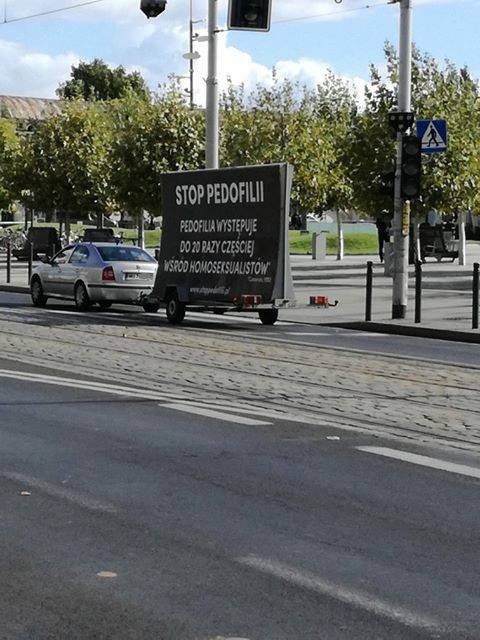 Homofobiczny billboard na kółkach. Jest zawiadomienie do prokuratury