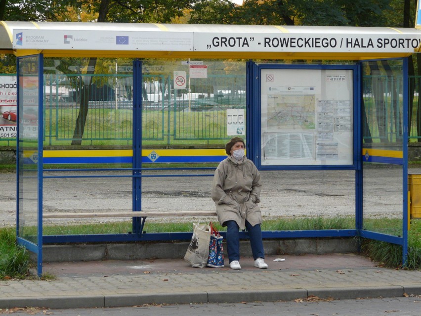 Wszystkich Świętych w czasie epidemii. Organizacja ruchu w okolicy cmentarza w Pabianicach