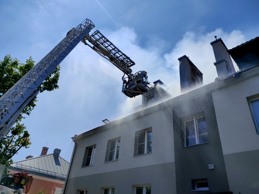 Pożar budynku wielorodzinnego w Radymnie. Ewakuowano ponad 20 mieszkańców [ZDJĘCIA]
