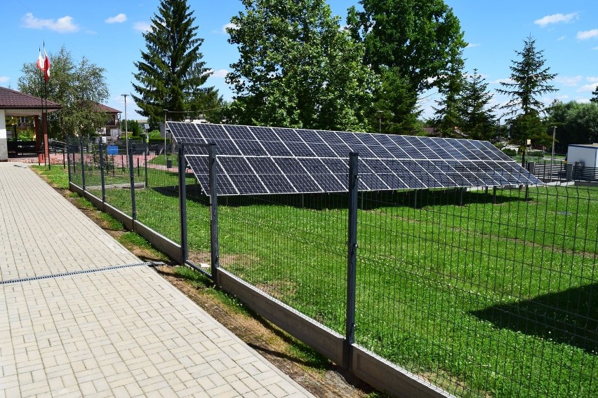 Inwestycja w odnawialne źródła energii w Skalbmierzu. Panele fotowoltaiczne przy szkole. Zobaczcie zdjęcia