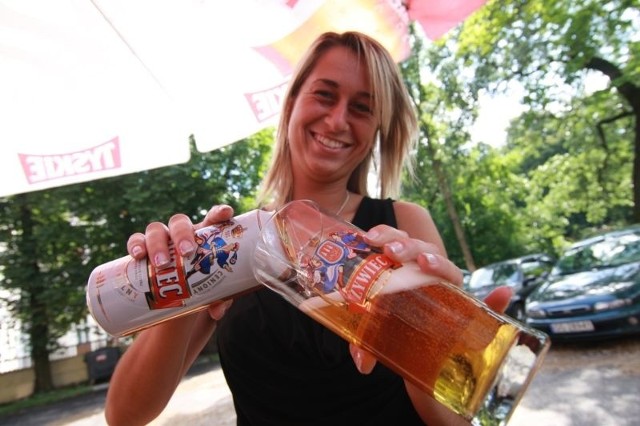 Katarzyna Tworek z restauracji Mikołajek nalewa piwo dla klientów.
