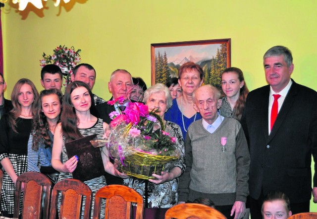 Krystyna i Czesław Kaimowie w otoczeniu rodziny i gości z urzędu gminy