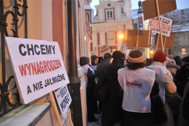 Podobne protesty pod urzędem miasta miały miejsce już wcześniej. Pracownicy domagają się wyższych płac.