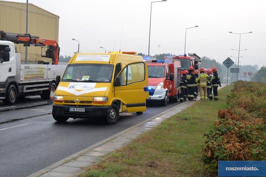 Opel uderzył słup we Włocławku. Kierowca trafił do szpitala [zdjęcia]