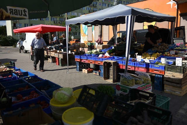 Handlowcy i ich klienci skarżą się na warunki na targowisku przy ulicy Łukasiewicza. Przez lata udało się tylko wywalczyć ułożenie kostki brukowej