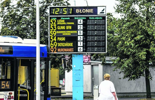 Na pętli autobusowej na Błoniu stara tablica wisi wyłącznie jako rekwizyt, bo od dawna już nie pokazuje godzin. 