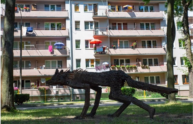 Rzeźba Marioli Wawrzusiak - Borcz zrealizowana w roku 2021 w ramach programu &bdquo;Rzeźba w przestrzeni publicznej dla Niepodległej &ndash; 2021&rdquo; stanęła na osiedlu w Pionkach. Rzeźby i instalacje stoją już także, między innymi, w Toruniu, Poznaniu, Ełku i Zakopanem.