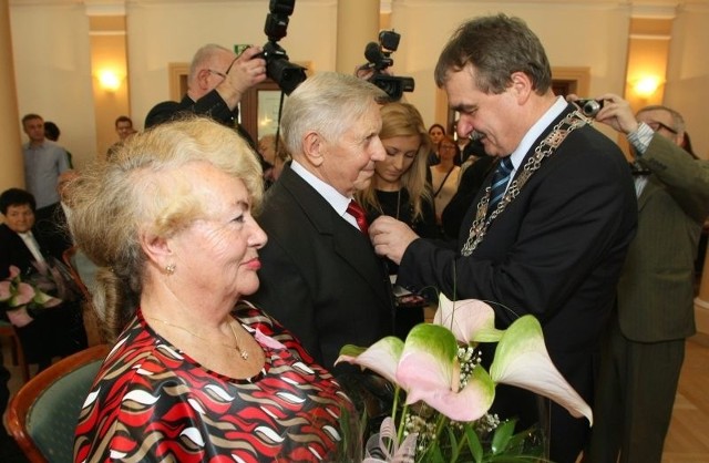 Jedyne w swoim rodzaju "medale za miłość&#8221; odebrali państwo Barbara i Bolesław Kułakowscy. Wręczył je prezydent Kielc Wojciech Lubawski.