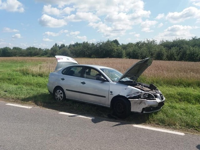 Do wypadku doszło w czwartek, 12 sierpnia, na kilka minut przed godziną 11. Jedna osoba, pasażerka ciągnika rolniczego, została ranna i odwieziona do szpitala.