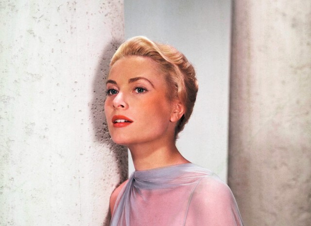 Kelly zainteresowała m.in. Alfreda Hitchcocka, który zaangażował ją do roli Margot Wendice w thrillerze "Dial M for Murder"("M jak Morderstwo", 1954). U mistrza klasycznego dreszczowca zagrała jeszcze dwukrotnie: w "Oknie na podwórze" (1954) i "Złodzieju w hotelu" (na zdjęciu).