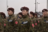 Ślubowanie klas mundurowych w Rydułtowach. Uroczystość odbyła się na rynku z udziałem wojskowych. Pierwszaki zdobyły pierwsze szlify ZDJĘCIA