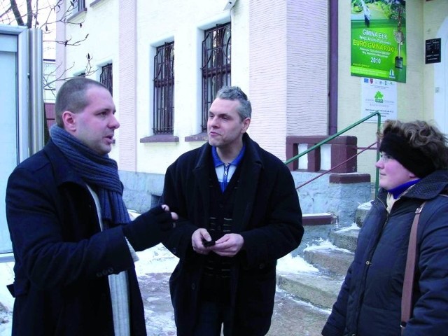 &#8211; To jest tylko chwilowe rozwiązanie problemu &#8211; uważają rodzice. Na zdjęciu Michał Dźwilewski (z lewej), Sylwester Bobrowski i Agata Korolczuk.